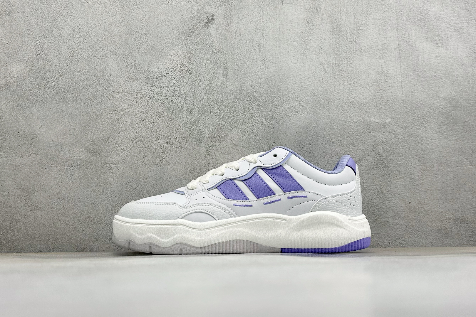 Adidas LITE SHUFFLE 复合材质 舒适贴合系带休闲板鞋 货号：KH9026 尺码：36-45 