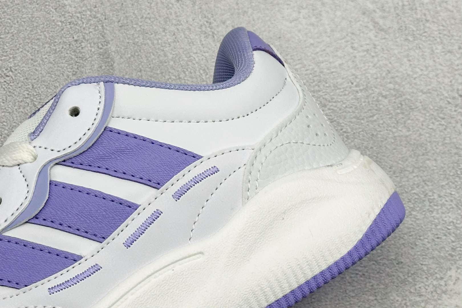 Adidas LITE SHUFFLE 复合材质 舒适贴合系带休闲板鞋 货号：KH9026 尺码：36-45 
