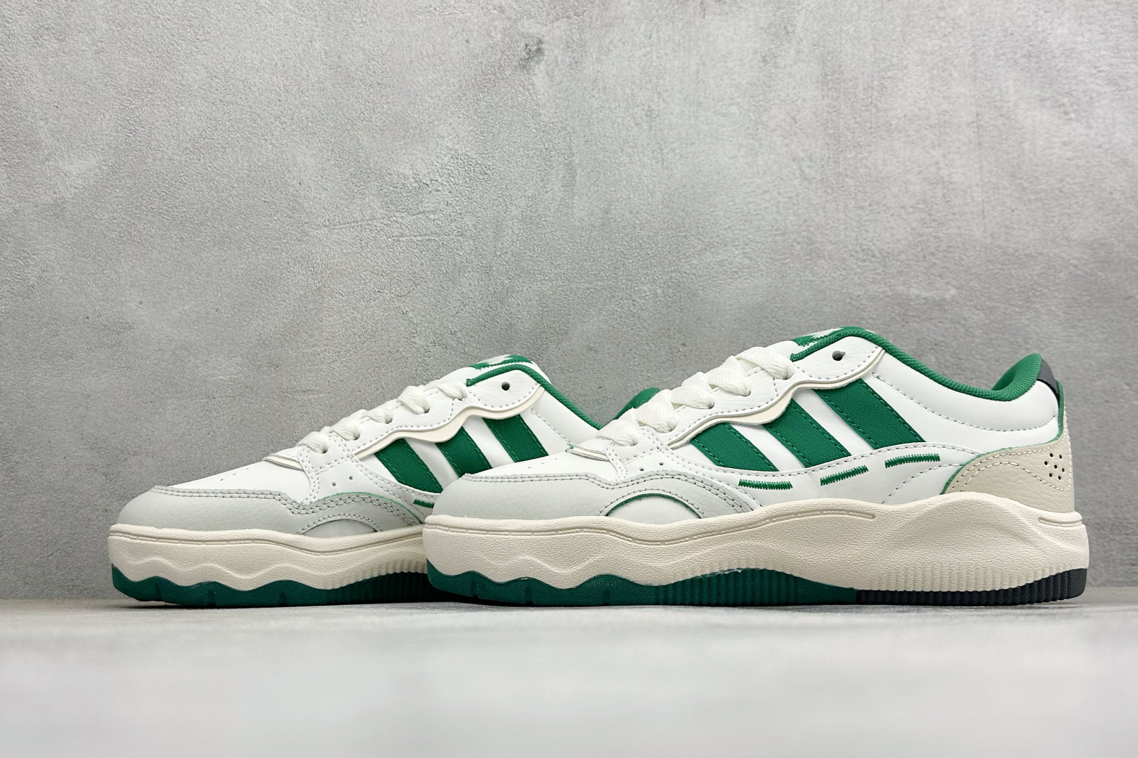 Adidas LITE SHUFFLE 复合材质 舒适贴合系带休闲板鞋 货号：KH9024 尺码：36-45 