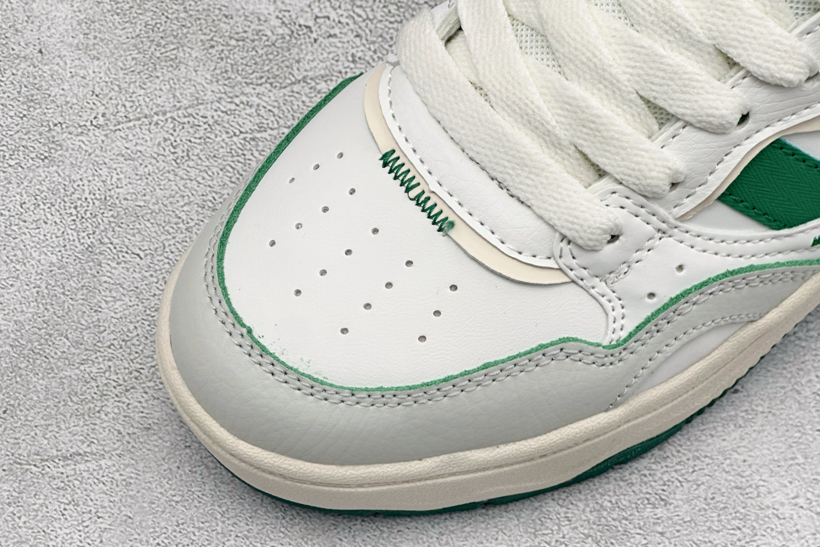 Adidas LITE SHUFFLE 复合材质 舒适贴合系带休闲板鞋 货号：KH9024 尺码：36-45 