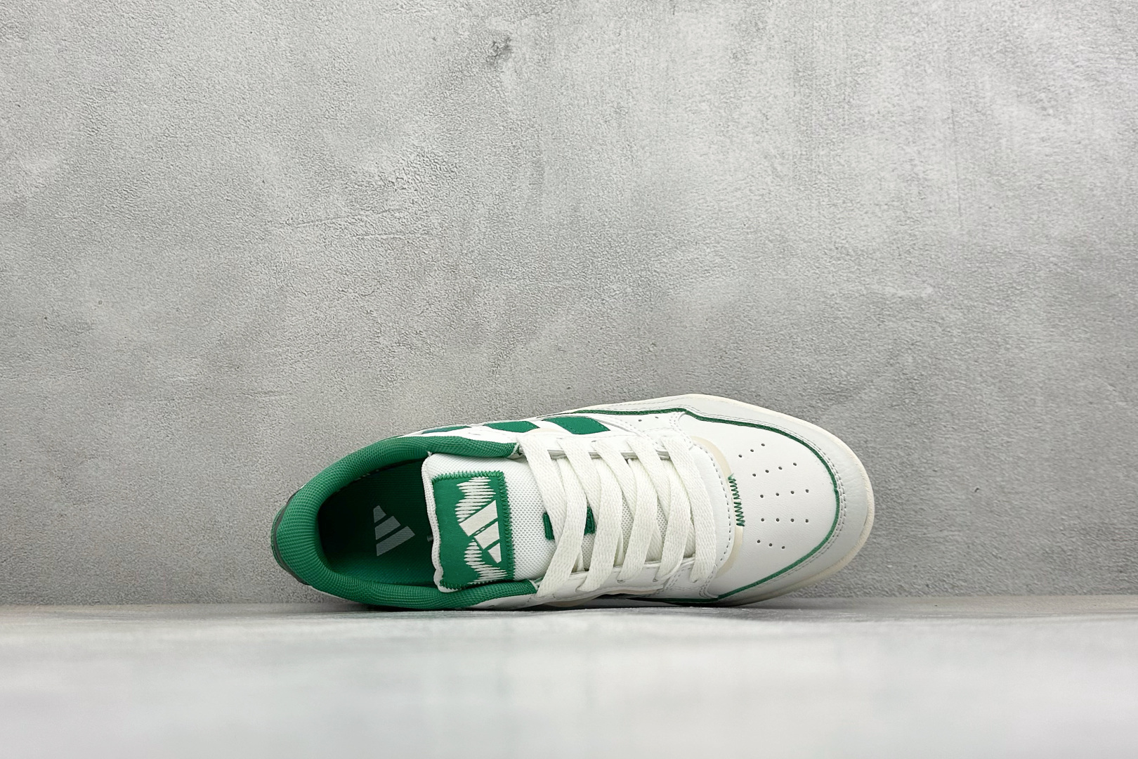 Adidas LITE SHUFFLE 复合材质 舒适贴合系带休闲板鞋 货号：KH9024 尺码：36-45 