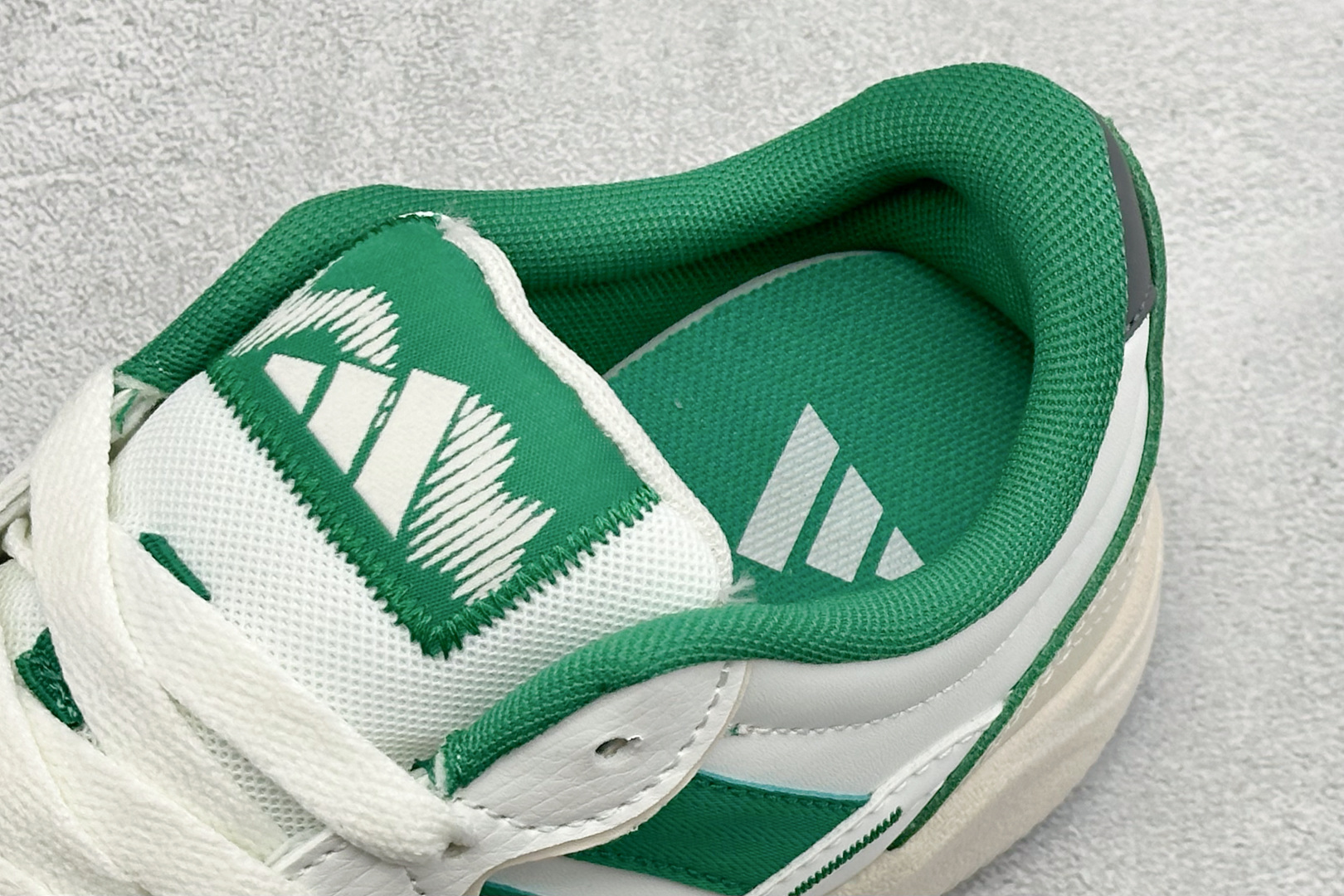Adidas LITE SHUFFLE 复合材质 舒适贴合系带休闲板鞋 货号：KH9024 尺码：36-45 
