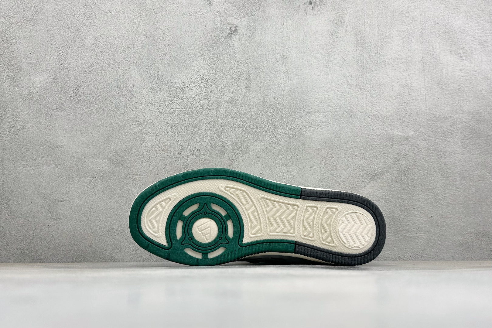 Adidas LITE SHUFFLE 复合材质 舒适贴合系带休闲板鞋 货号：KH9024 尺码：36-45 