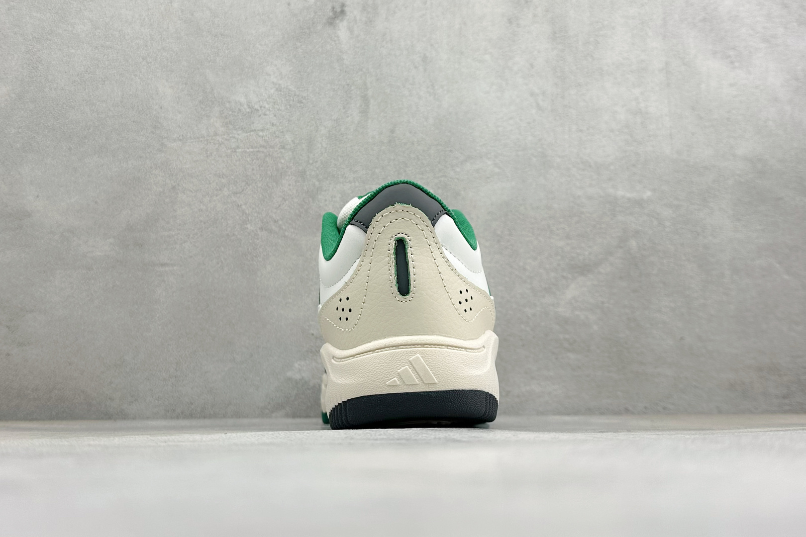 Adidas LITE SHUFFLE 复合材质 舒适贴合系带休闲板鞋 货号：KH9024 尺码：36-45 