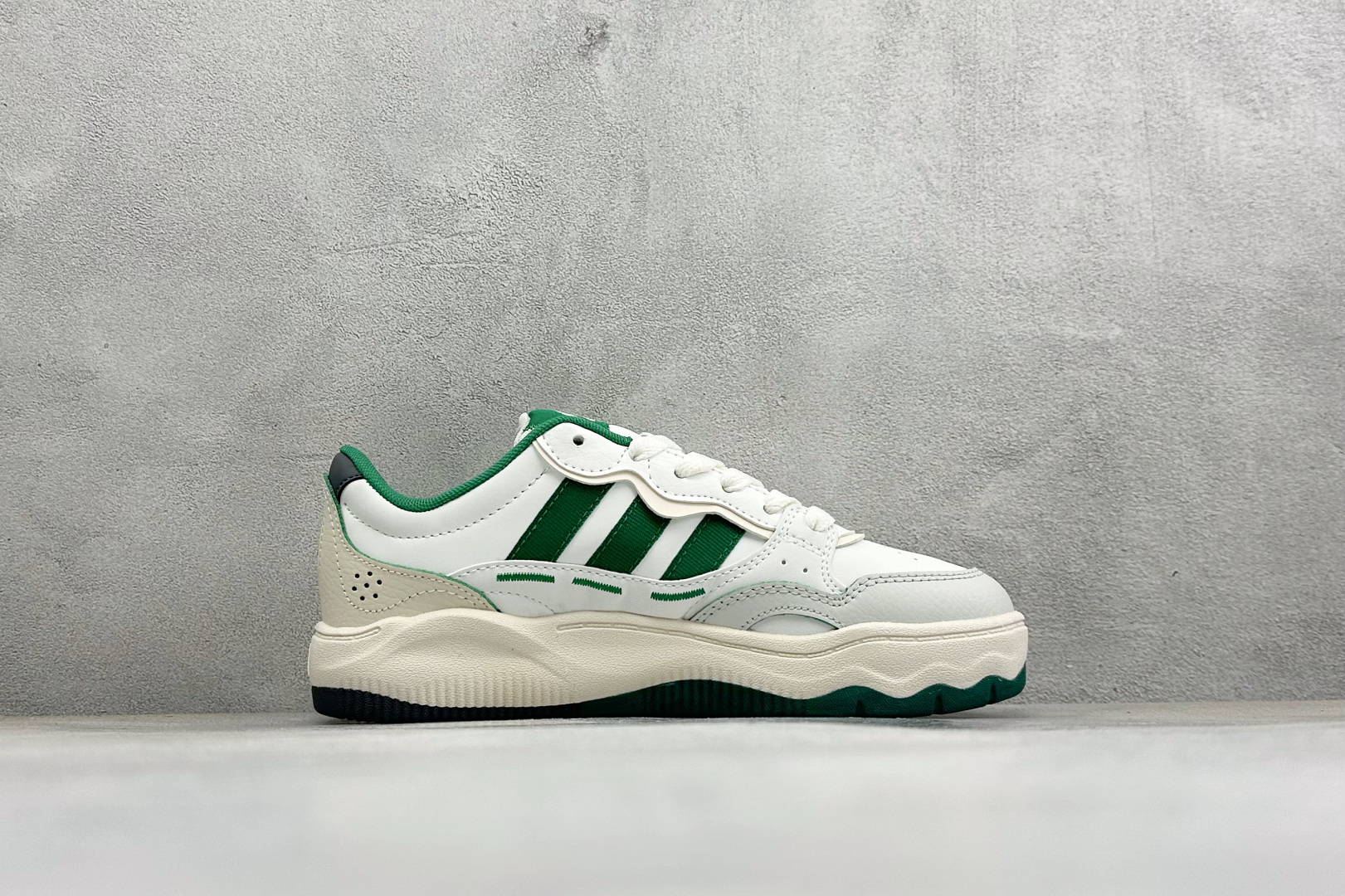 Adidas LITE SHUFFLE 复合材质 舒适贴合系带休闲板鞋 货号：KH9024 尺码：36-45 
