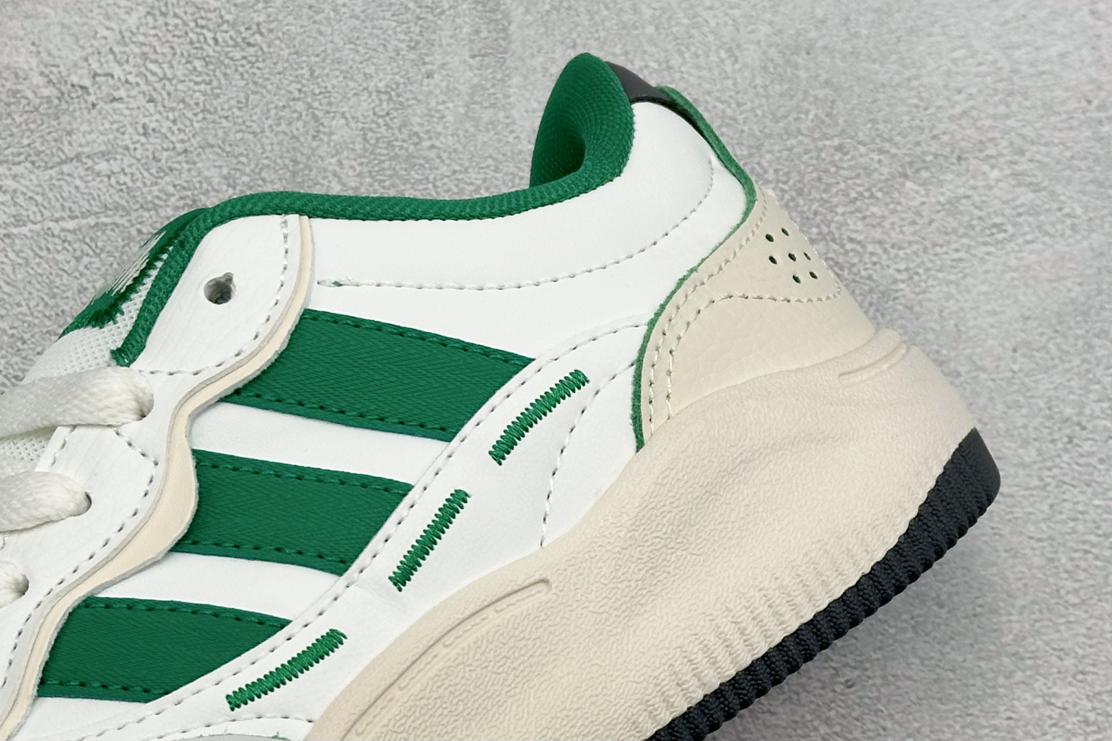 Adidas LITE SHUFFLE 复合材质 舒适贴合系带休闲板鞋 货号：KH9024 尺码：36-45 