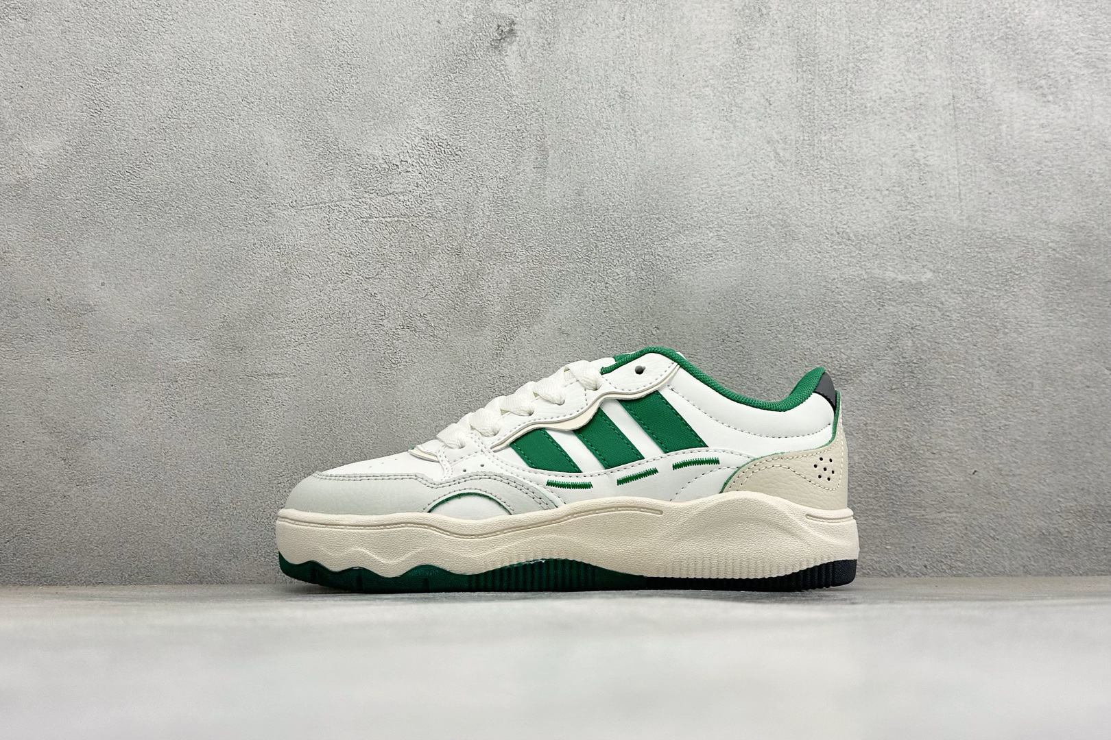 Adidas LITE SHUFFLE 复合材质 舒适贴合系带休闲板鞋 货号：KH9024 尺码：36-45 
