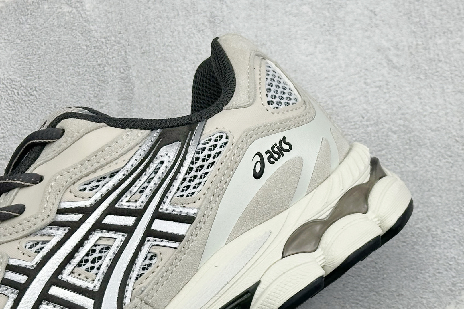 Asics Gel-NYC 亚瑟士运动休闲透气专业跑鞋 #鞋面采用反绒皮与网布拼接 透气舒适兼具休闲时尚 结合简明的配色 Asics Gel-NYC 亚瑟士运动休闲透气专业跑鞋 #鞋面采用反绒皮与网布拼接 透气舒适兼具休闲时尚 结合简明的配色