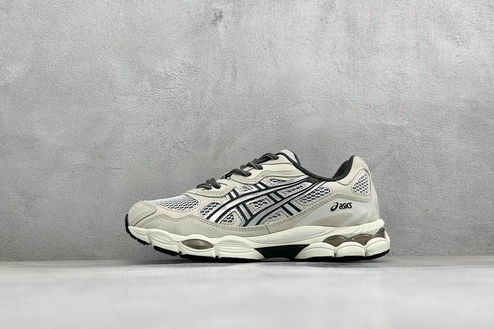 Asics Gel-NYC 亚瑟士运动休闲透气专业跑鞋 #鞋面采用反绒皮与网布拼接 透气舒适兼具休闲时尚 结合简明的配色