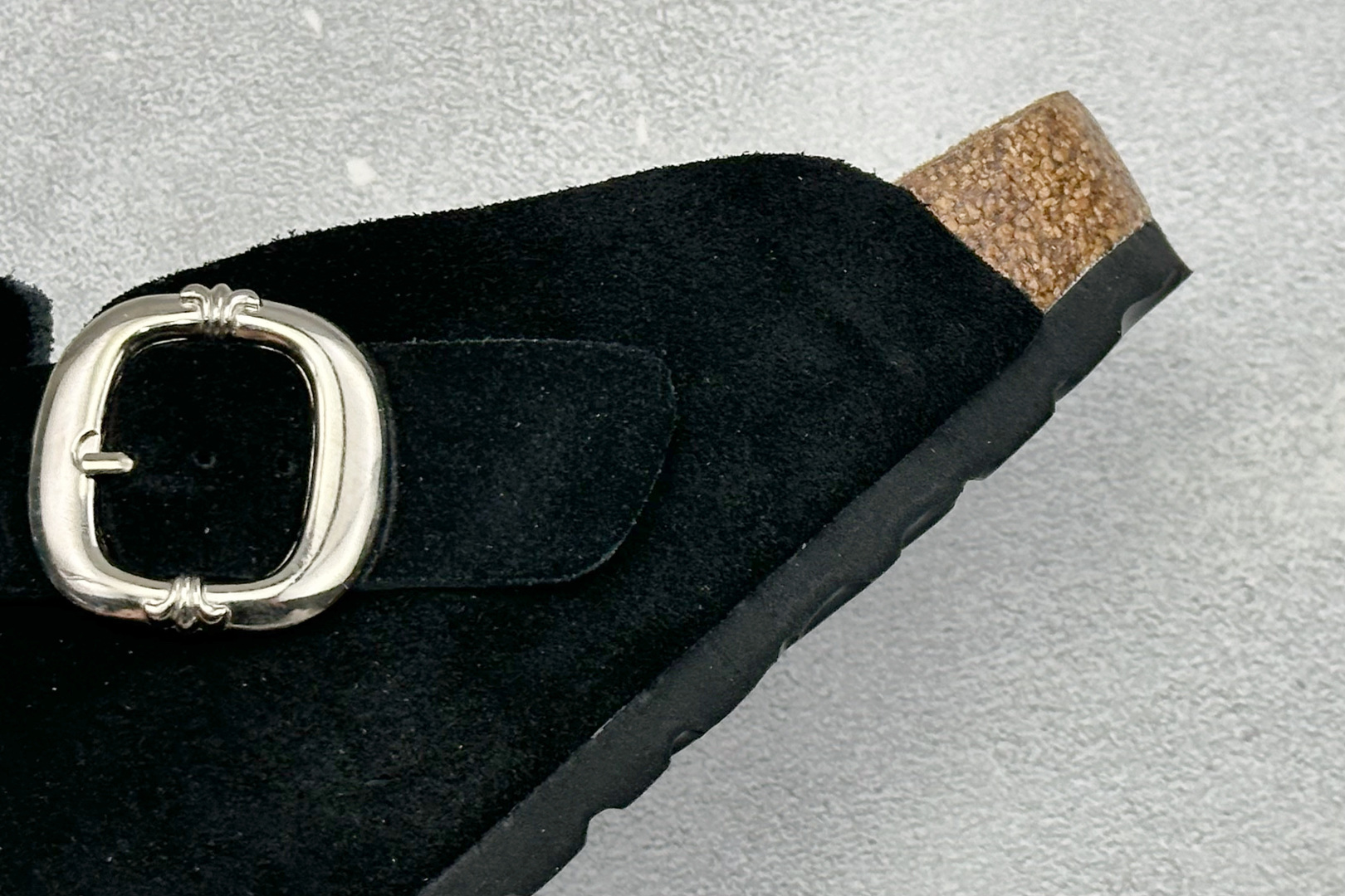 Birkenstock 勃肯凉鞋系列 #采用质地柔软牛皮绒面革植入羊羔毛鞋垫和里衬材质 中底搭载缓震软木橡胶 外置EVA Birkenstock 勃肯凉鞋系列 #采用质地柔软牛皮绒面革植入羊羔毛鞋垫和里衬材质 中底搭载缓震软木橡胶 外置EVA