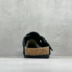 Birkenstock 勃肯凉鞋系列 #采用质地柔软牛皮绒面革植入羊羔毛鞋垫和里衬材质 中底搭载缓震软木橡胶 外置EVA Birkenstock 勃肯凉鞋系列 #采用质地柔软牛皮绒面革植入羊羔毛鞋垫和里衬材质 中底搭载缓震软木橡胶 外置EVA