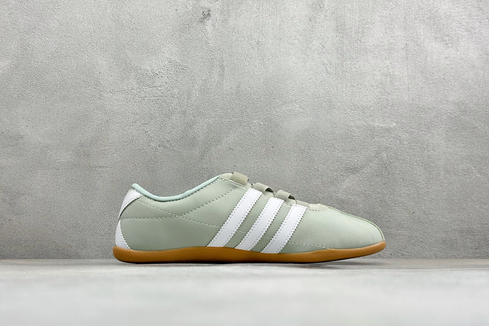 Adidas Tokyo W 阿迪达斯 舒适百搭经典休闲薄底鞋 鞋面设计舒适贴合脚面 同时采用柔软材质 穿着轻便舒适 侧