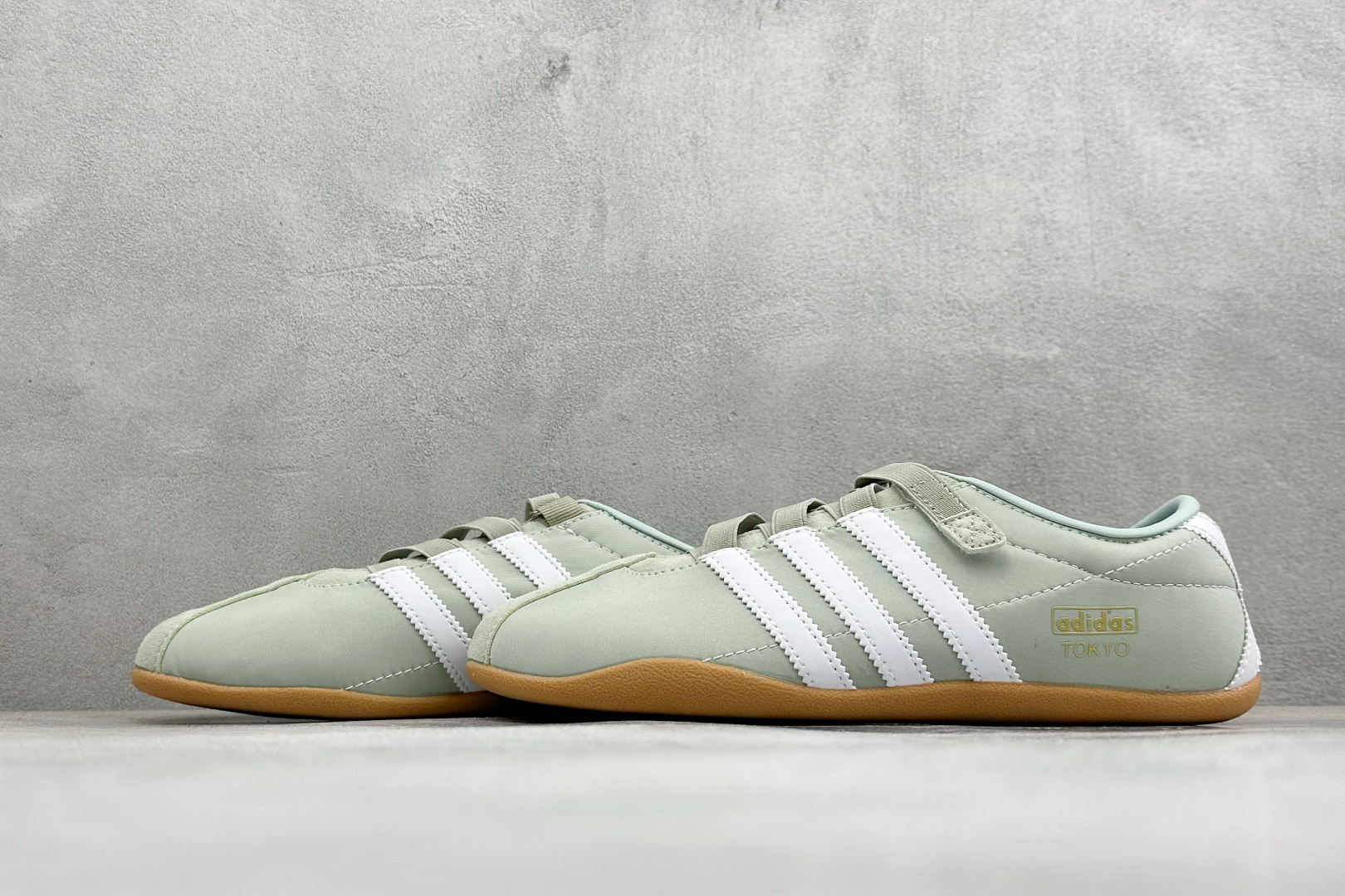 Adidas Tokyo W 阿迪达斯 舒适百搭经典休闲薄底鞋 鞋面设计舒适贴合脚面 同时采用柔软材质 穿着轻便舒适 侧