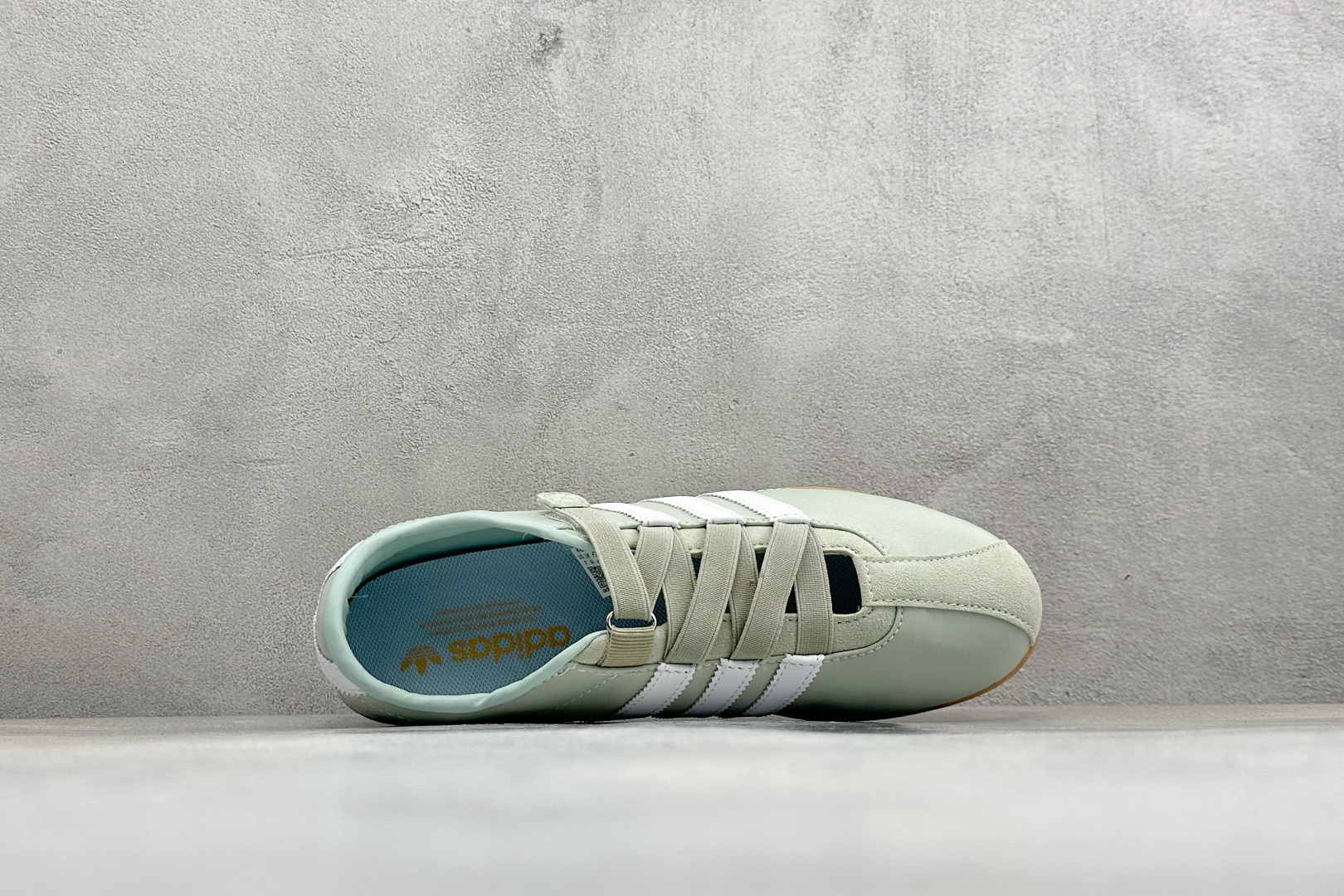 Adidas Tokyo W 阿迪达斯 舒适百搭经典休闲薄底鞋 鞋面设计舒适贴合脚面 同时采用柔软材质 穿着轻便舒适 侧