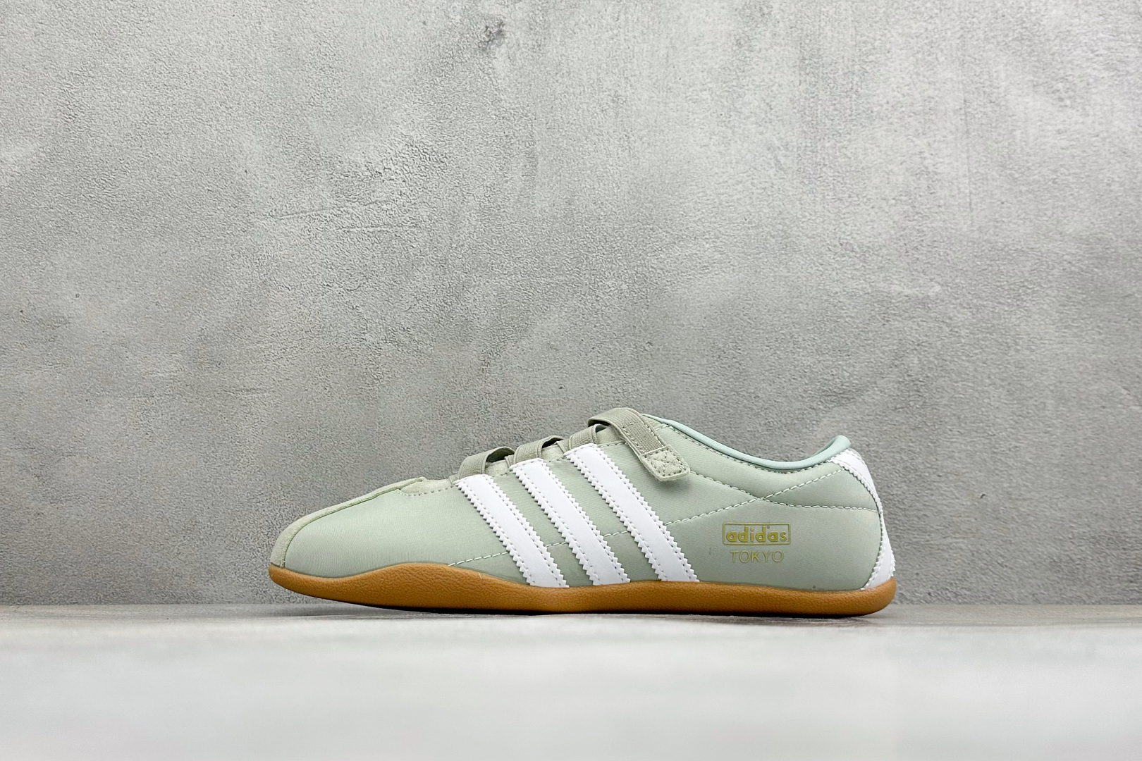 Adidas Tokyo W 阿迪达斯 舒适百搭经典休闲薄底鞋 鞋面设计舒适贴合脚面 同时采用柔软材质 穿着轻便舒适 侧