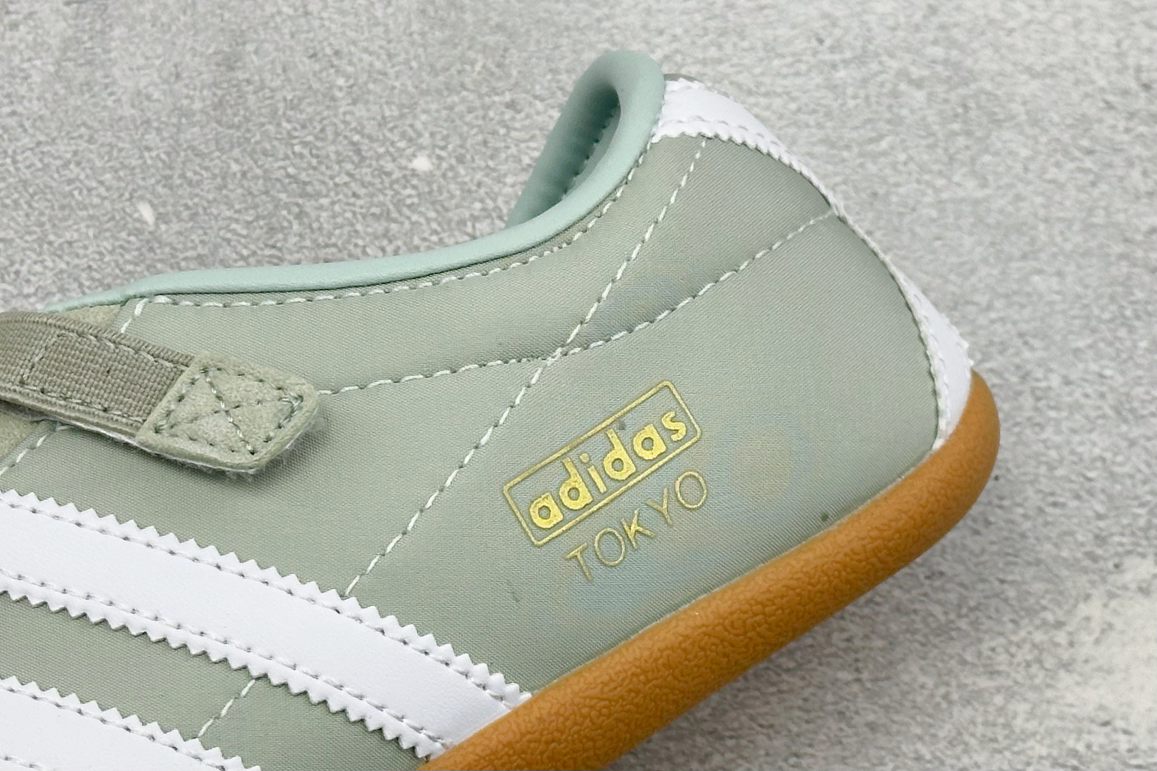 Adidas Tokyo W 阿迪达斯 舒适百搭经典休闲薄底鞋 鞋面设计舒适贴合脚面 同时采用柔软材质 穿着轻便舒适 侧