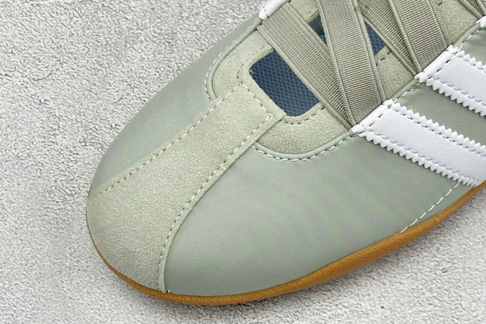 Adidas Tokyo W 阿迪达斯 舒适百搭经典休闲薄底鞋 鞋面设计舒适贴合脚面 同时采用柔软材质 穿着轻便舒适 侧