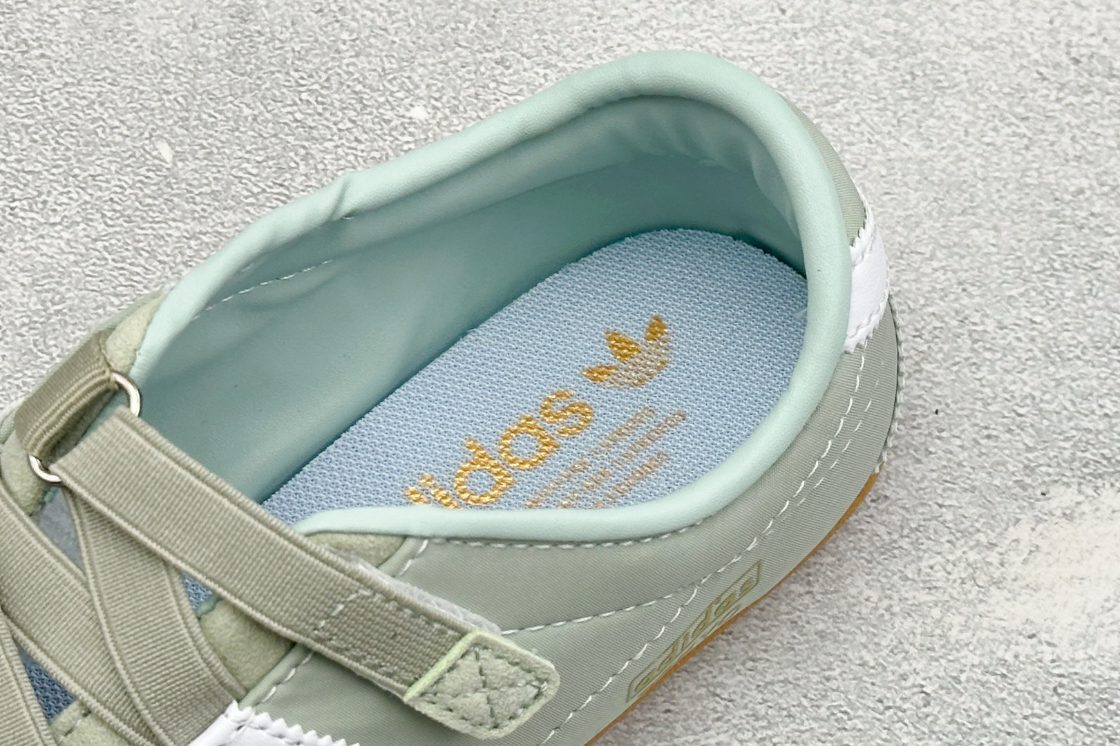 Adidas Tokyo W 阿迪达斯 舒适百搭经典休闲薄底鞋 鞋面设计舒适贴合脚面 同时采用柔软材质 穿着轻便舒适 侧