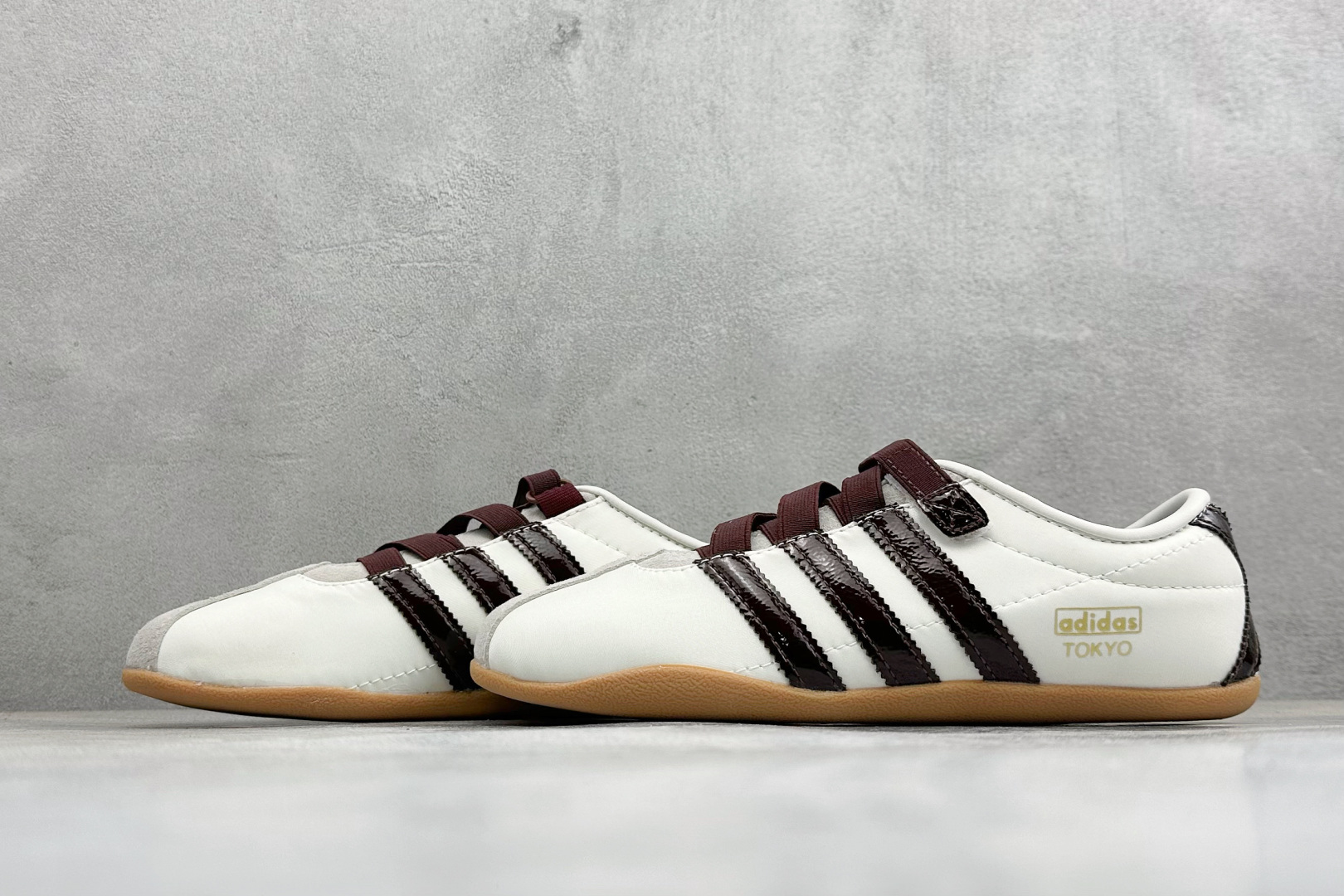 Adidas Tokyo W 阿迪达斯 舒适百搭经典休闲薄底鞋 鞋面设计舒适贴合脚面 同时采用柔软材质 穿着轻便舒适 侧