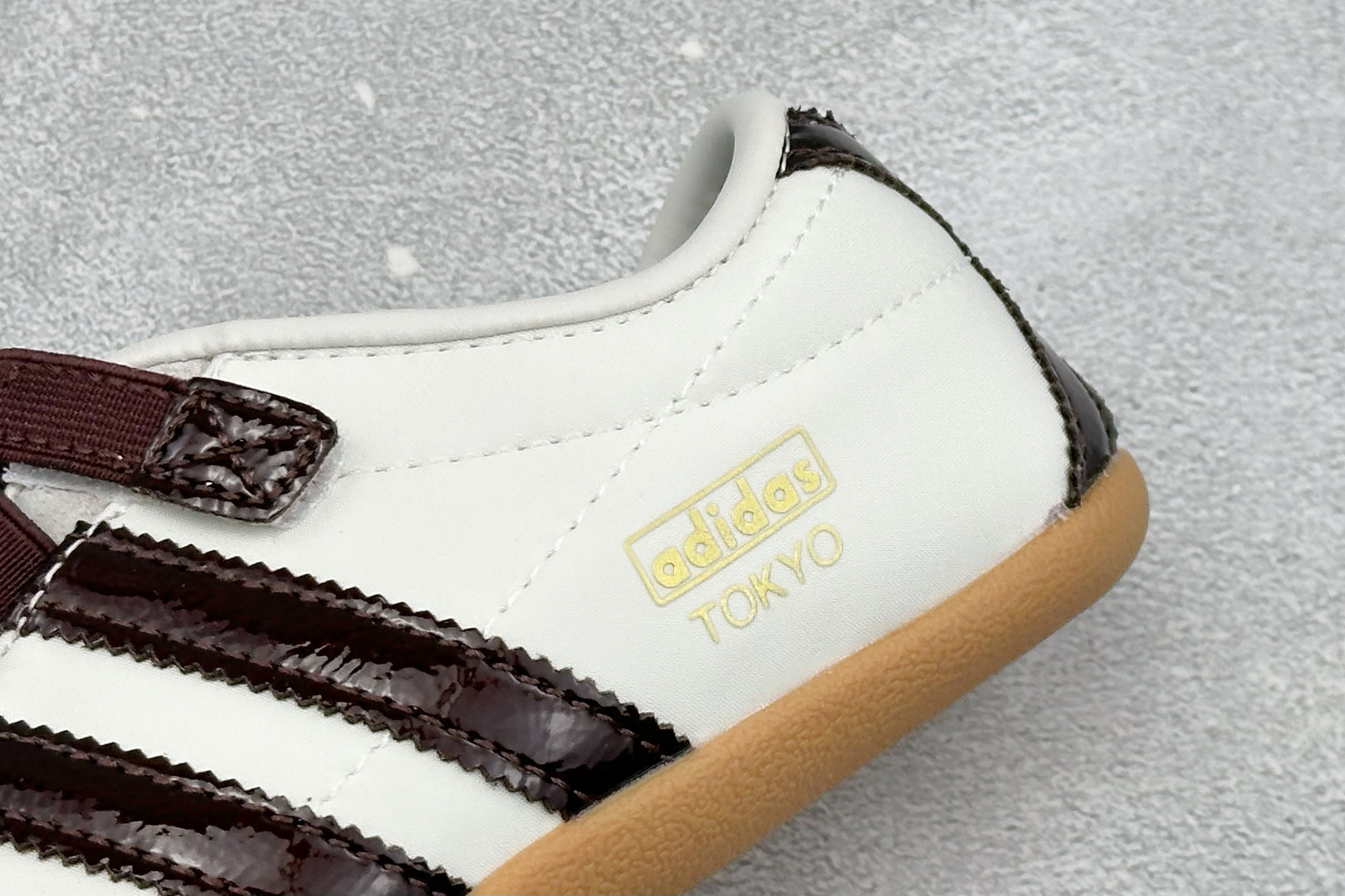 Adidas Tokyo W 阿迪达斯 舒适百搭经典休闲薄底鞋 鞋面设计舒适贴合脚面 同时采用柔软材质 穿着轻便舒适 侧
