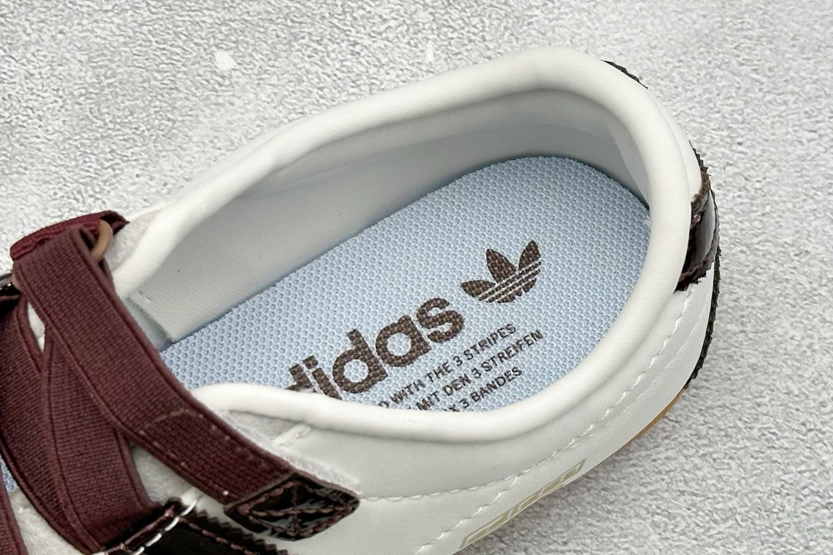 Adidas Tokyo W 阿迪达斯 舒适百搭经典休闲薄底鞋 鞋面设计舒适贴合脚面 同时采用柔软材质 穿着轻便舒适 侧