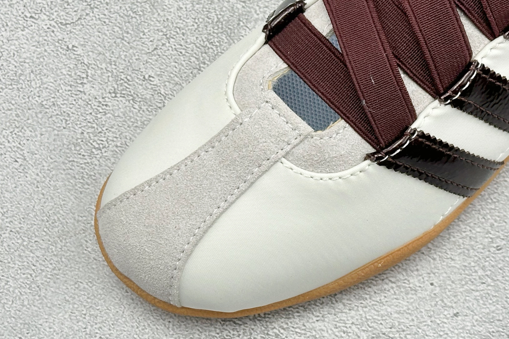 Adidas Tokyo W 阿迪达斯 舒适百搭经典休闲薄底鞋 鞋面设计舒适贴合脚面 同时采用柔软材质 穿着轻便舒适 侧