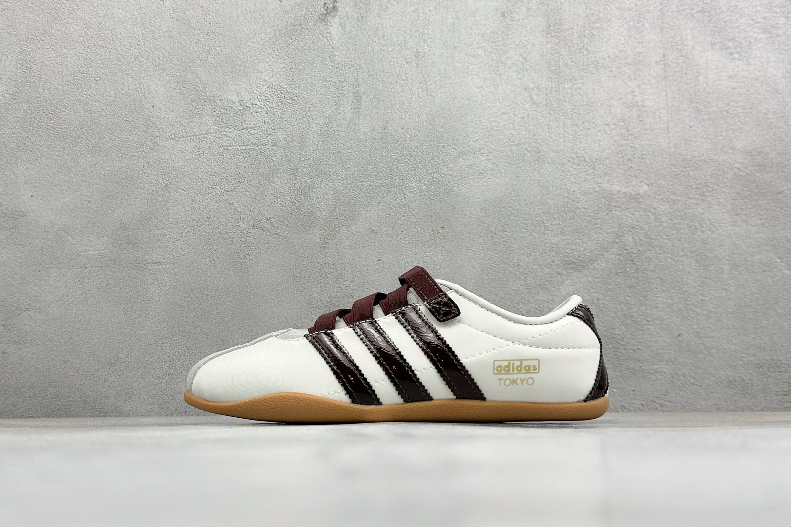 Adidas Tokyo W 阿迪达斯 舒适百搭经典休闲薄底鞋 鞋面设计舒适贴合脚面 同时采用柔软材质 穿着轻便舒适 侧