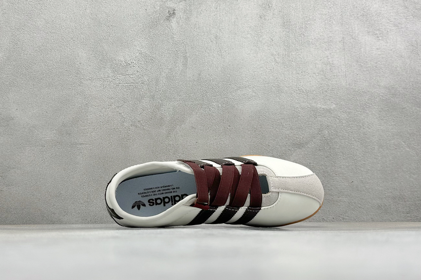 Adidas Tokyo W 阿迪达斯 舒适百搭经典休闲薄底鞋 鞋面设计舒适贴合脚面 同时采用柔软材质 穿着轻便舒适 侧
