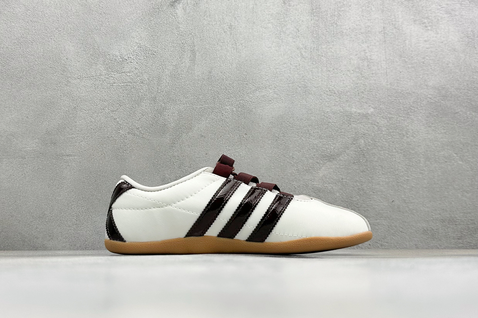 Adidas Tokyo W 阿迪达斯 舒适百搭经典休闲薄底鞋 鞋面设计舒适贴合脚面 同时采用柔软材质 穿着轻便舒适 侧