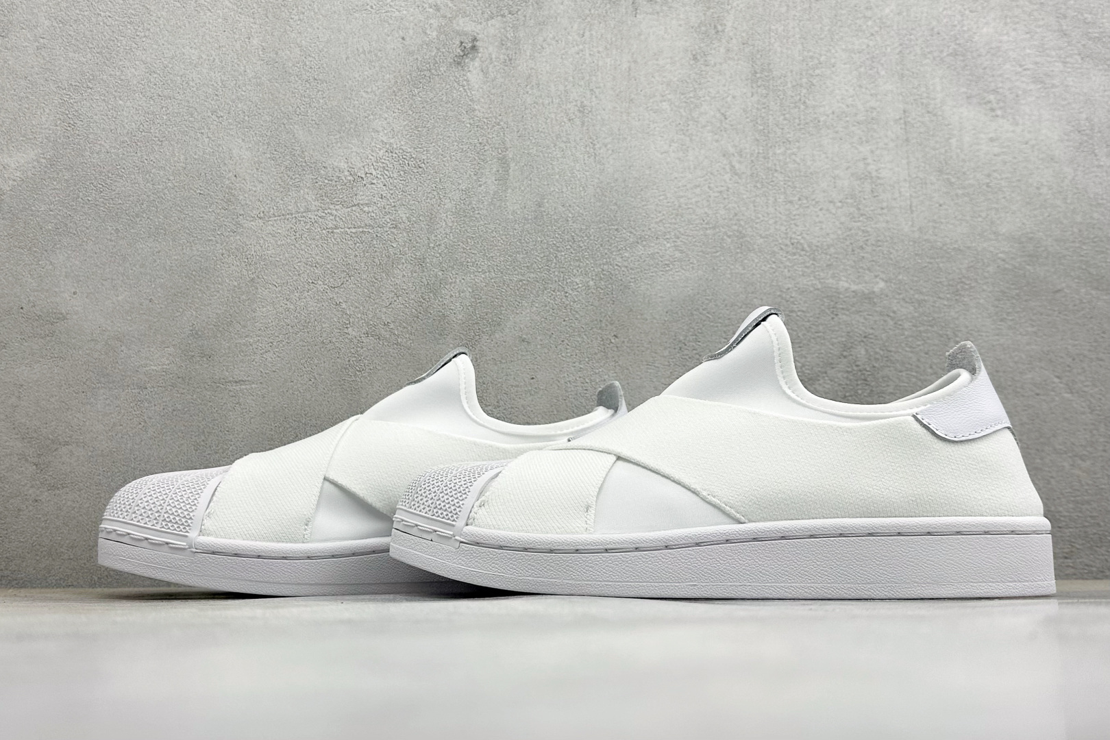 阿迪达斯十字交叉绑带Adidas SUPERSTAR SLIP ON W S 贝壳头 十字交叉绑带 白山联名款绑带板鞋 阿迪达斯十字交叉绑带Adidas SUPERSTAR SLIP ON W S 贝壳头 十字交叉绑带 白山联名款绑带板鞋