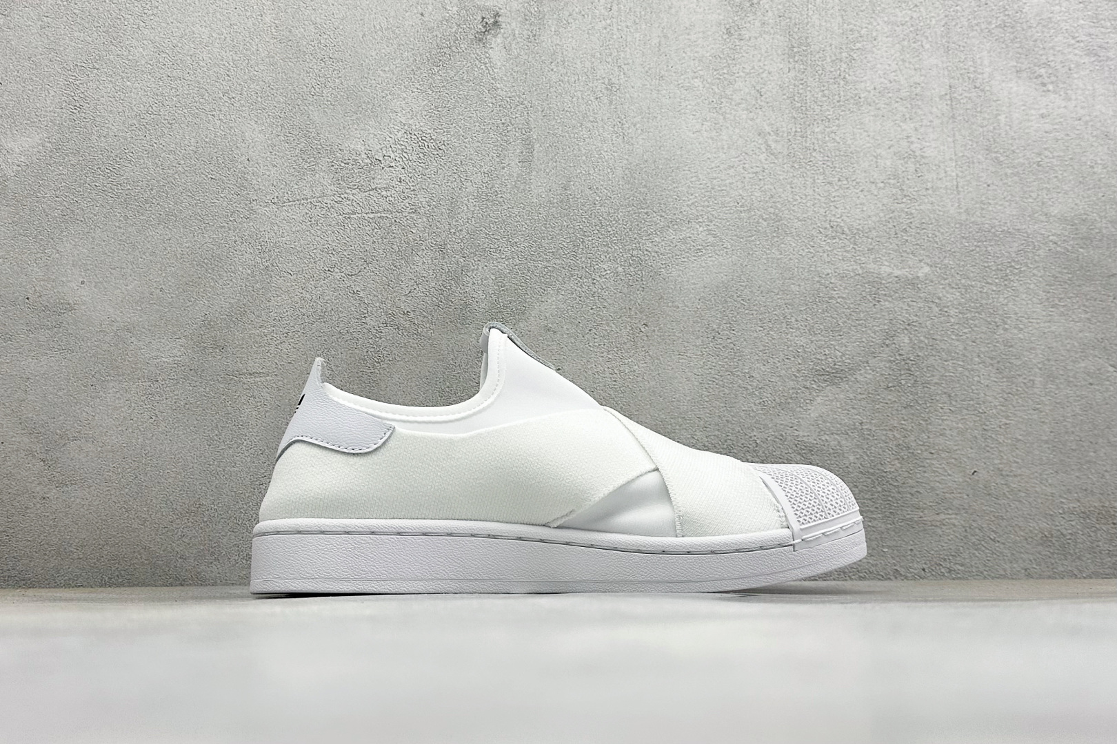 阿迪达斯十字交叉绑带Adidas SUPERSTAR SLIP ON W S 贝壳头 十字交叉绑带 白山联名款绑带板鞋 阿迪达斯十字交叉绑带Adidas SUPERSTAR SLIP ON W S 贝壳头 十字交叉绑带 白山联名款绑带板鞋