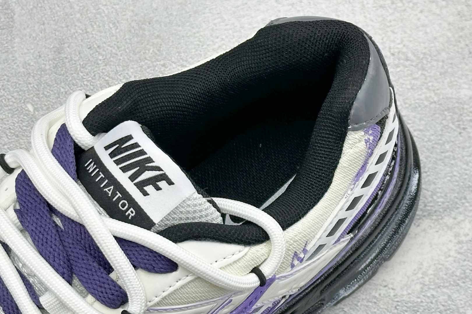 NIKE INITIATOR创始者系列 复古休闲运动舒适跑鞋 采用透气网眼鞋面和支撑覆盖层,自然运动设计的Phlyon中 NIKE INITIATOR创始者系列 复古休闲运动舒适跑鞋 采用透气网眼鞋面和支撑覆盖层,自然运动设计的Phlyon中
