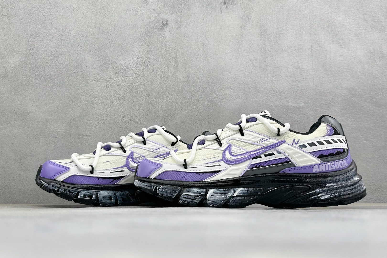 NIKE INITIATOR创始者系列 复古休闲运动舒适跑鞋 采用透气网眼鞋面和支撑覆盖层,自然运动设计的Phlyon中 NIKE INITIATOR创始者系列 复古休闲运动舒适跑鞋 采用透气网眼鞋面和支撑覆盖层,自然运动设计的Phlyon中