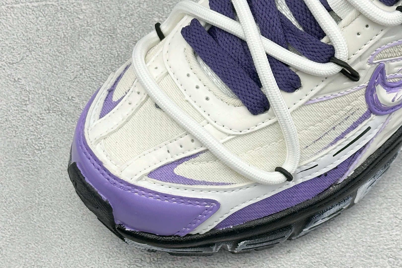 NIKE INITIATOR创始者系列 复古休闲运动舒适跑鞋 采用透气网眼鞋面和支撑覆盖层,自然运动设计的Phlyon中 NIKE INITIATOR创始者系列 复古休闲运动舒适跑鞋 采用透气网眼鞋面和支撑覆盖层,自然运动设计的Phlyon中