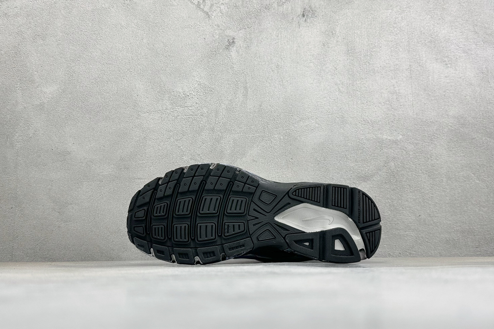 NIKE INITIATOR创始者系列 复古休闲运动舒适跑鞋 采用透气网眼鞋面和支撑覆盖层,自然运动设计的Phlyon中 NIKE INITIATOR创始者系列 复古休闲运动舒适跑鞋 采用透气网眼鞋面和支撑覆盖层,自然运动设计的Phlyon中