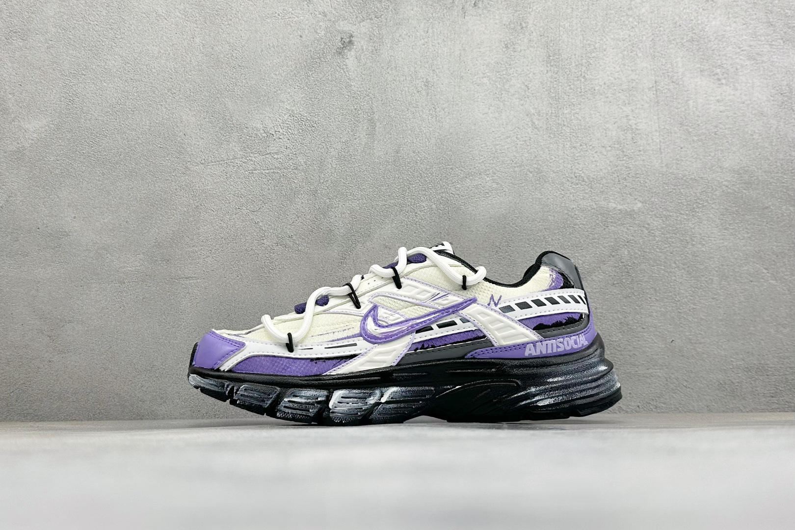 NIKE INITIATOR创始者系列 复古休闲运动舒适跑鞋 采用透气网眼鞋面和支撑覆盖层，自然运动设计的Phlyon中