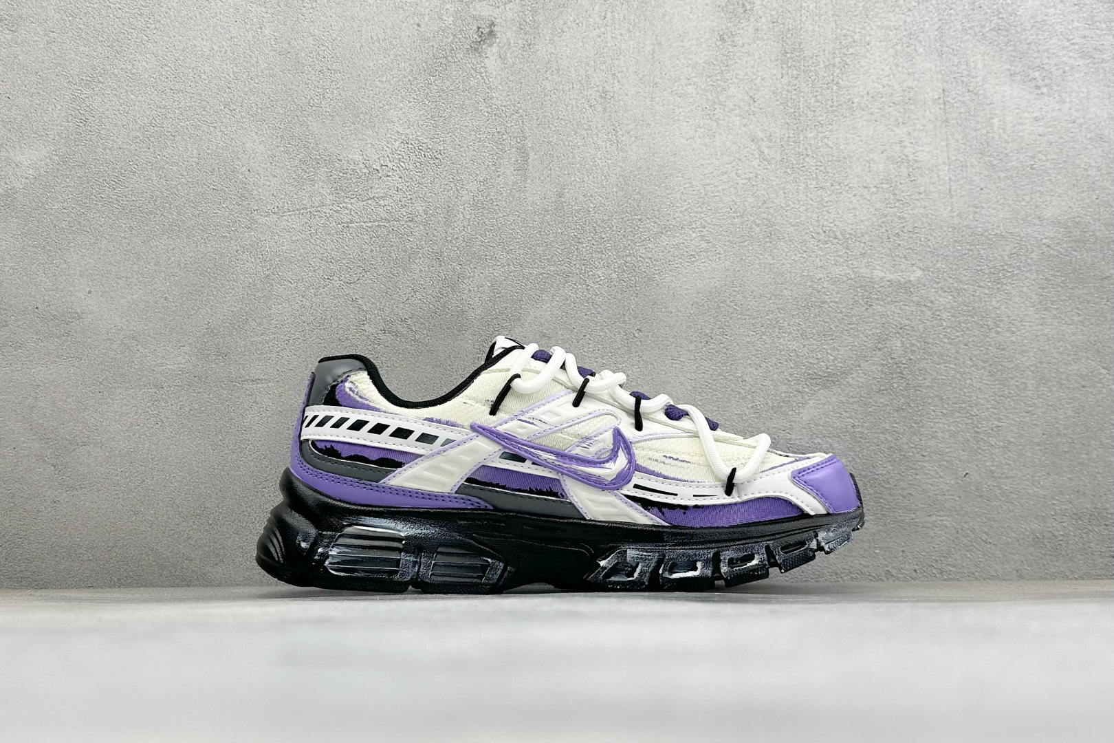 NIKE INITIATOR创始者系列 复古休闲运动舒适跑鞋 采用透气网眼鞋面和支撑覆盖层,自然运动设计的Phlyon中 NIKE INITIATOR创始者系列 复古休闲运动舒适跑鞋 采用透气网眼鞋面和支撑覆盖层,自然运动设计的Phlyon中