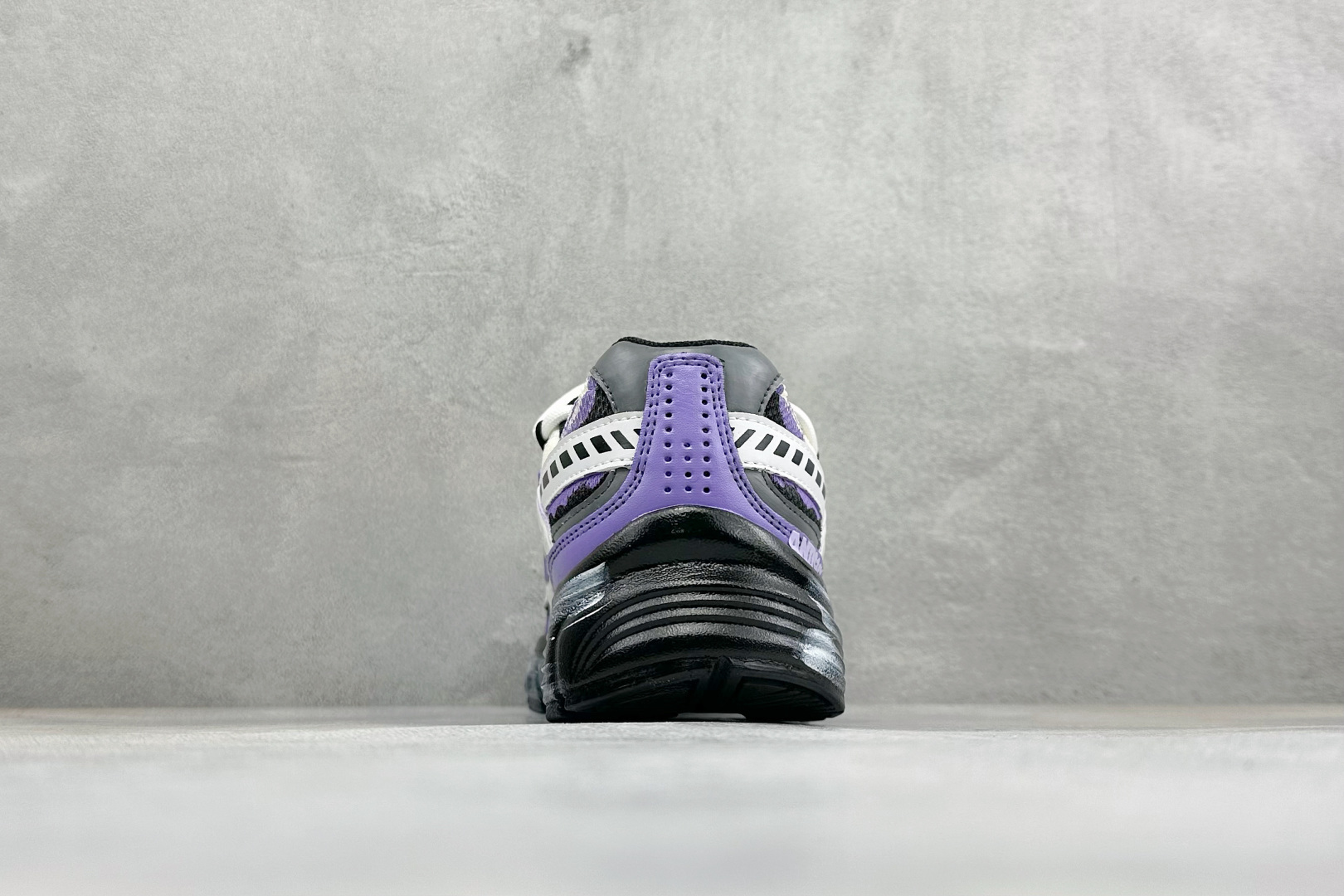 NIKE INITIATOR创始者系列 复古休闲运动舒适跑鞋 采用透气网眼鞋面和支撑覆盖层,自然运动设计的Phlyon中 NIKE INITIATOR创始者系列 复古休闲运动舒适跑鞋 采用透气网眼鞋面和支撑覆盖层,自然运动设计的Phlyon中