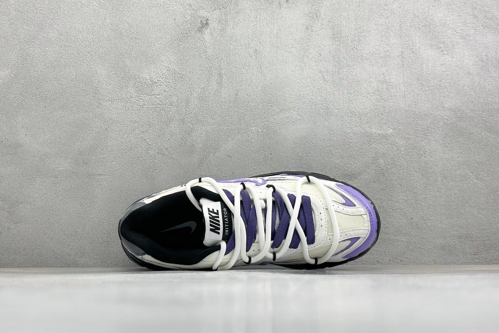 NIKE INITIATOR创始者系列 复古休闲运动舒适跑鞋 采用透气网眼鞋面和支撑覆盖层,自然运动设计的Phlyon中 NIKE INITIATOR创始者系列 复古休闲运动舒适跑鞋 采用透气网眼鞋面和支撑覆盖层,自然运动设计的Phlyon中