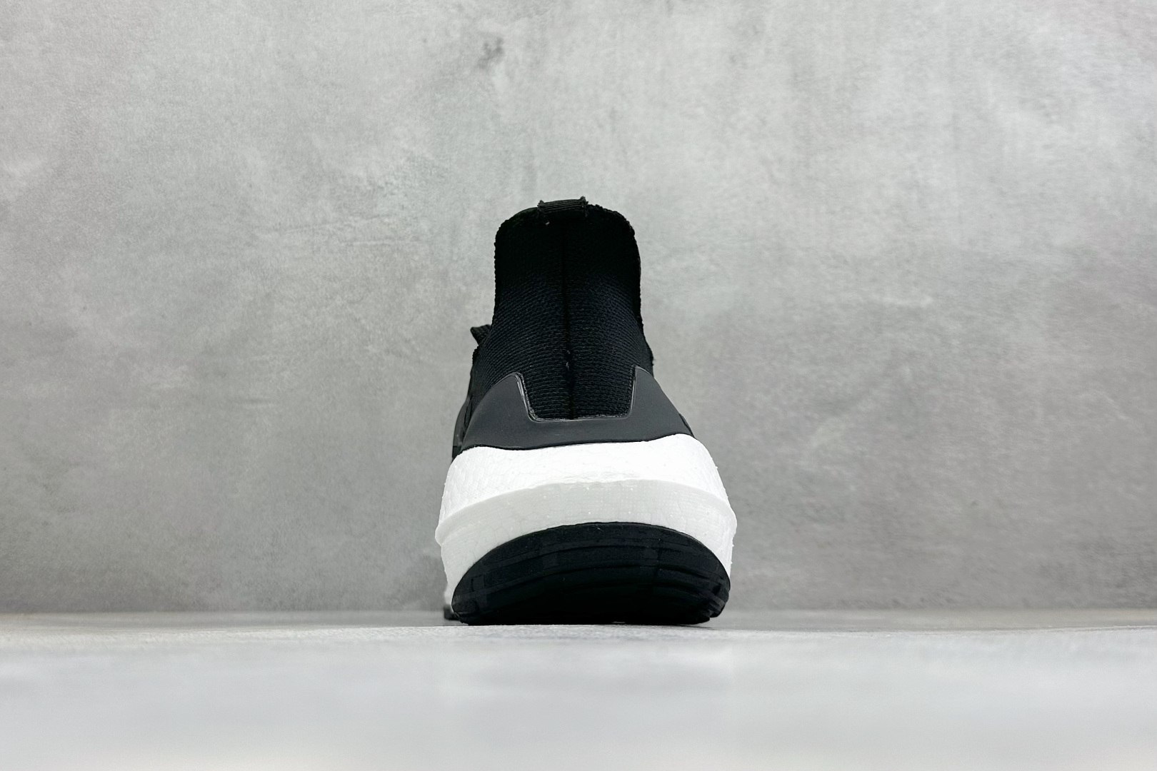 福利特价 Adidas UltraBoost 21 轻盈运动厚底跑鞋 阿迪达斯Adidas UltraBoost 21 福利特价 Adidas UltraBoost 21 轻盈运动厚底跑鞋 阿迪达斯Adidas UltraBoost 21