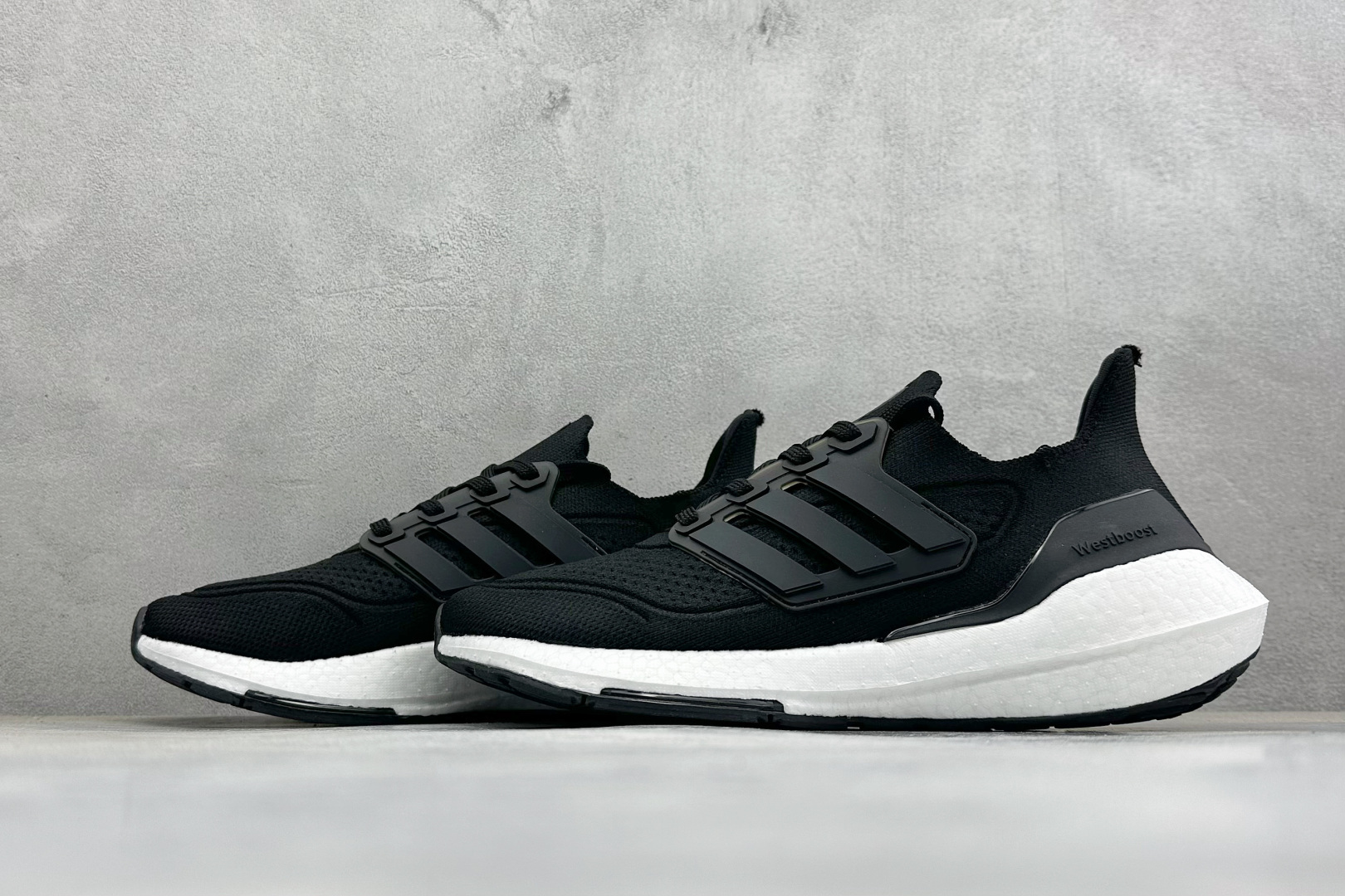福利特价 Adidas UltraBoost 21 轻盈运动厚底跑鞋 阿迪达斯Adidas UltraBoost 21 福利特价 Adidas UltraBoost 21 轻盈运动厚底跑鞋 阿迪达斯Adidas UltraBoost 21