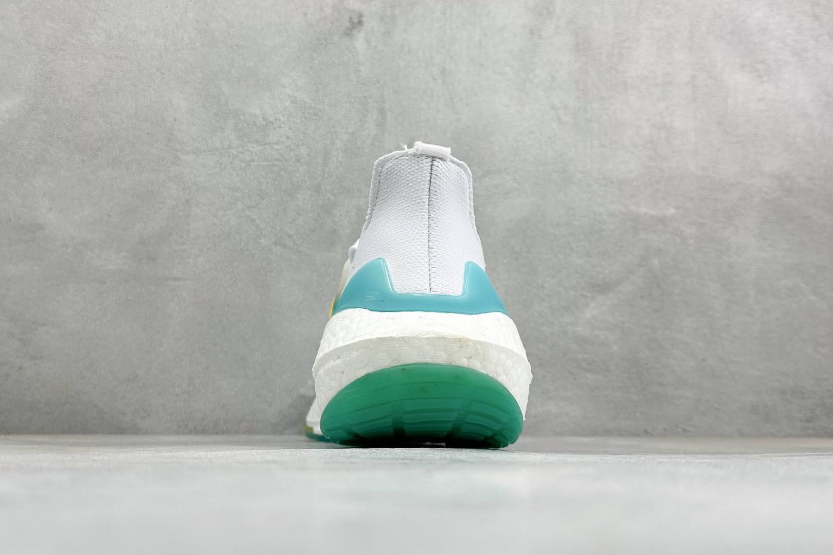 福利特价 Adidas UltraBoost 21 轻盈运动厚底跑鞋 阿迪达斯Adidas UltraBoost 21 福利特价 Adidas UltraBoost 21 轻盈运动厚底跑鞋 阿迪达斯Adidas UltraBoost 21