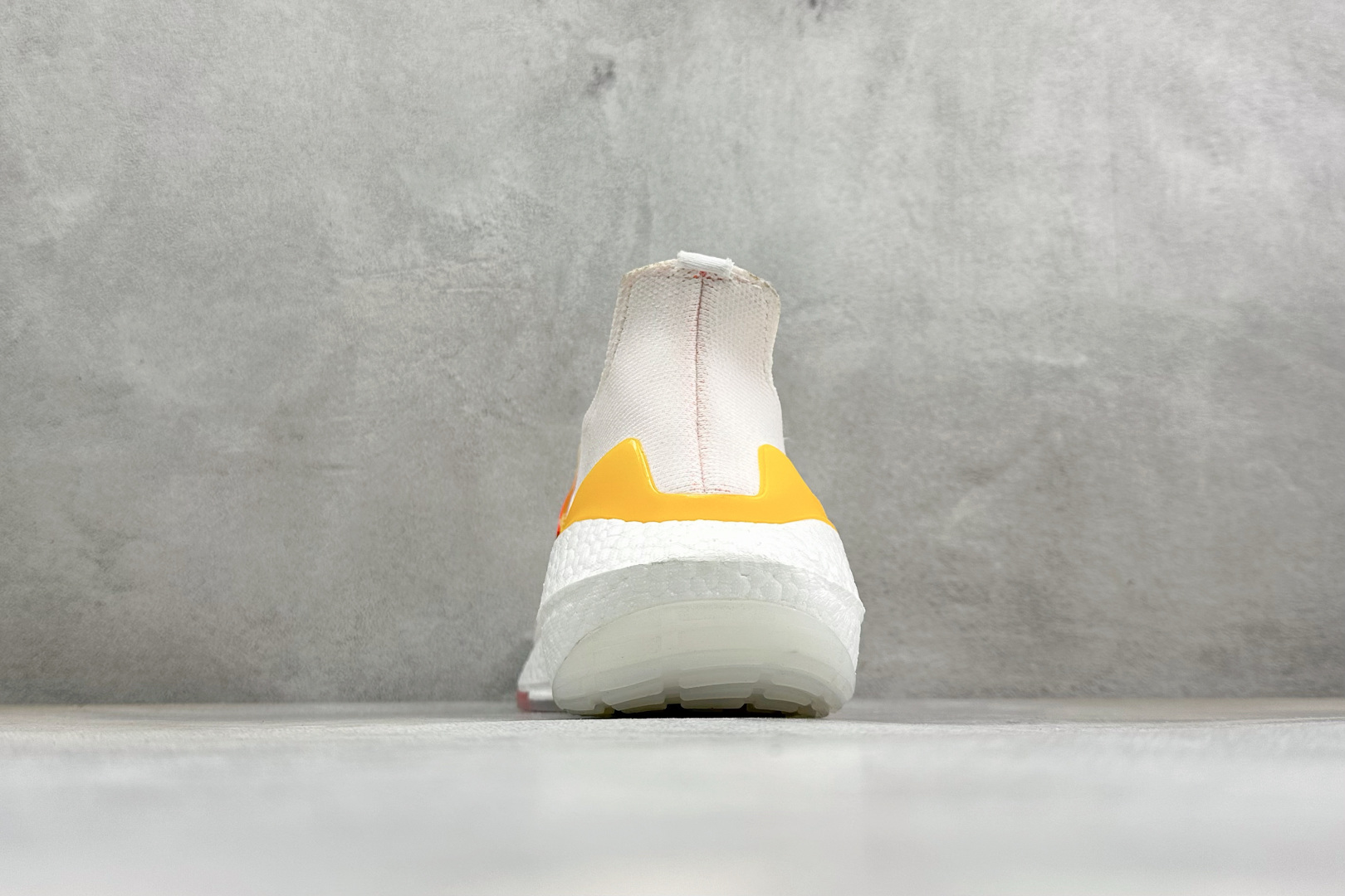 福利特价 Adidas UltraBoost 21 轻盈运动厚底跑鞋 阿迪达斯Adidas UltraBoost 21 福利特价 Adidas UltraBoost 21 轻盈运动厚底跑鞋 阿迪达斯Adidas UltraBoost 21