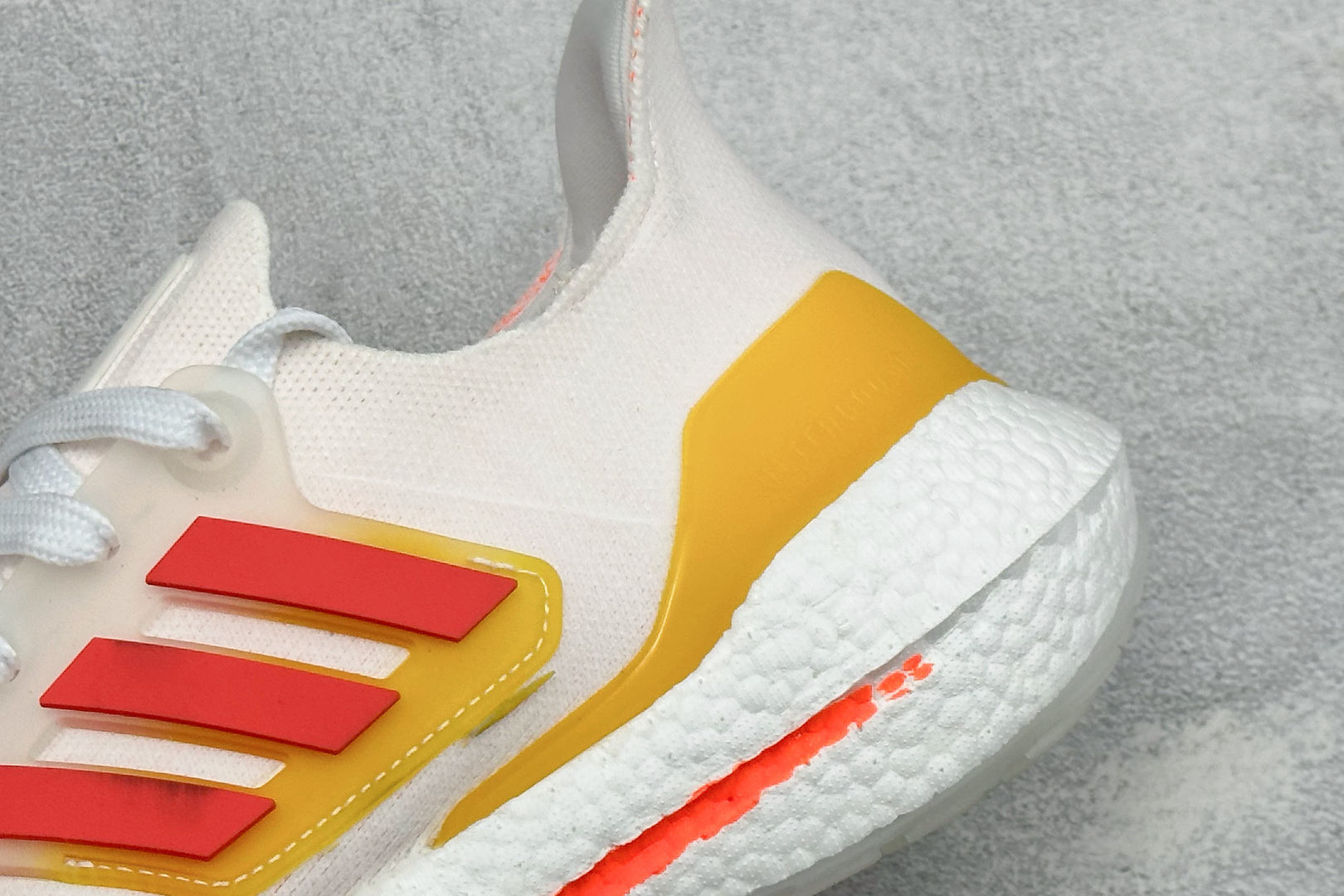 福利特价 Adidas UltraBoost 21 轻盈运动厚底跑鞋 阿迪达斯Adidas UltraBoost 21 福利特价 Adidas UltraBoost 21 轻盈运动厚底跑鞋 阿迪达斯Adidas UltraBoost 21