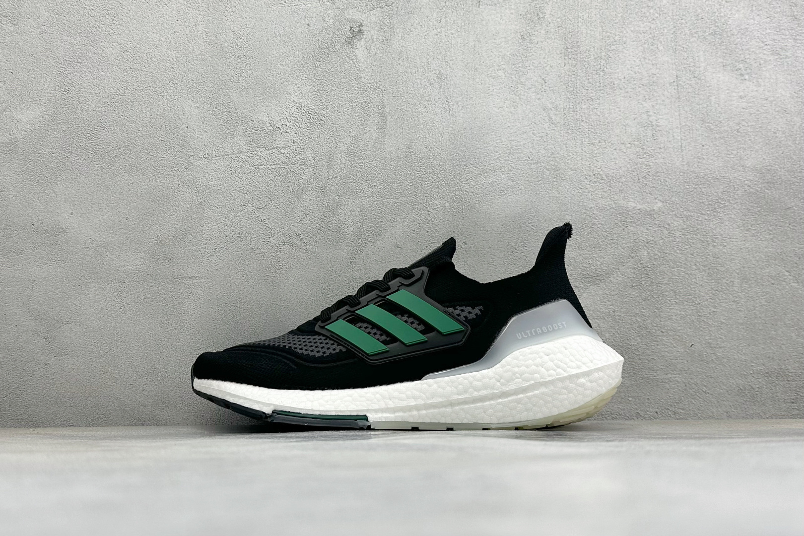 福利特价 Adidas UltraBoost 21 轻盈运动厚底跑鞋 阿迪达斯Adidas UltraBoost 21 福利特价 Adidas UltraBoost 21 轻盈运动厚底跑鞋 阿迪达斯Adidas UltraBoost 21