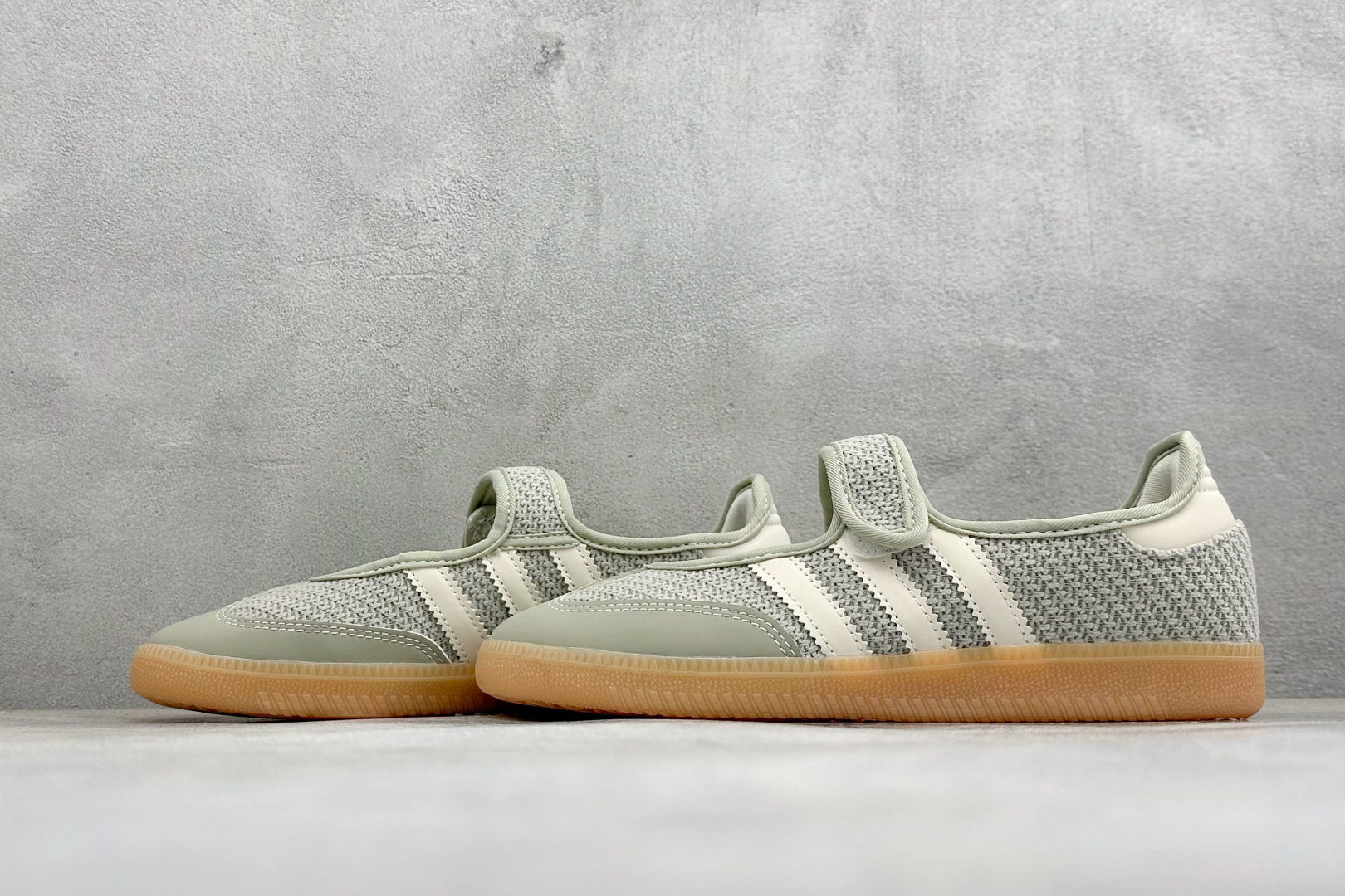 FX版Adidas三叶草SAMBA Jane W 玛丽珍鞋 该鞋款鞋面采用多种材料拼接(缝/车线) Superstar系 FX版Adidas三叶草SAMBA Jane W 玛丽珍鞋 该鞋款鞋面采用多种材料拼接(缝/车线) Superstar系