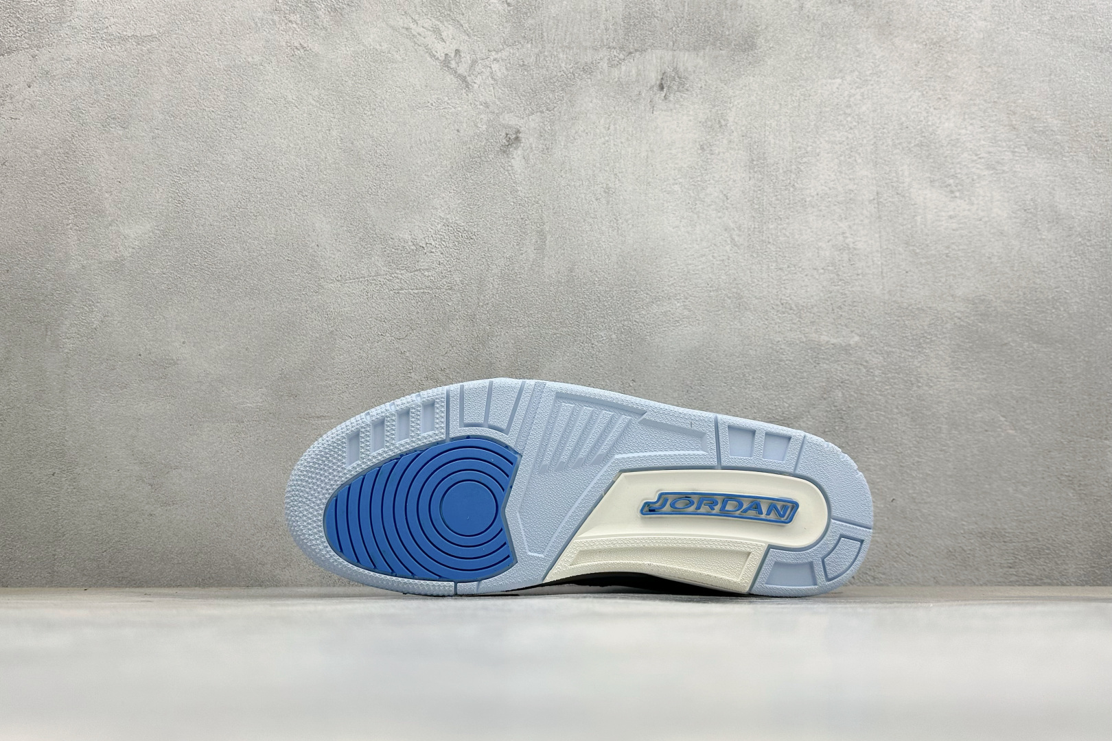Air Jordan Legacy AJ312 Low 三合一低帮篮球鞋 有着交错结合的设计 它的名字就展现出它所包含的