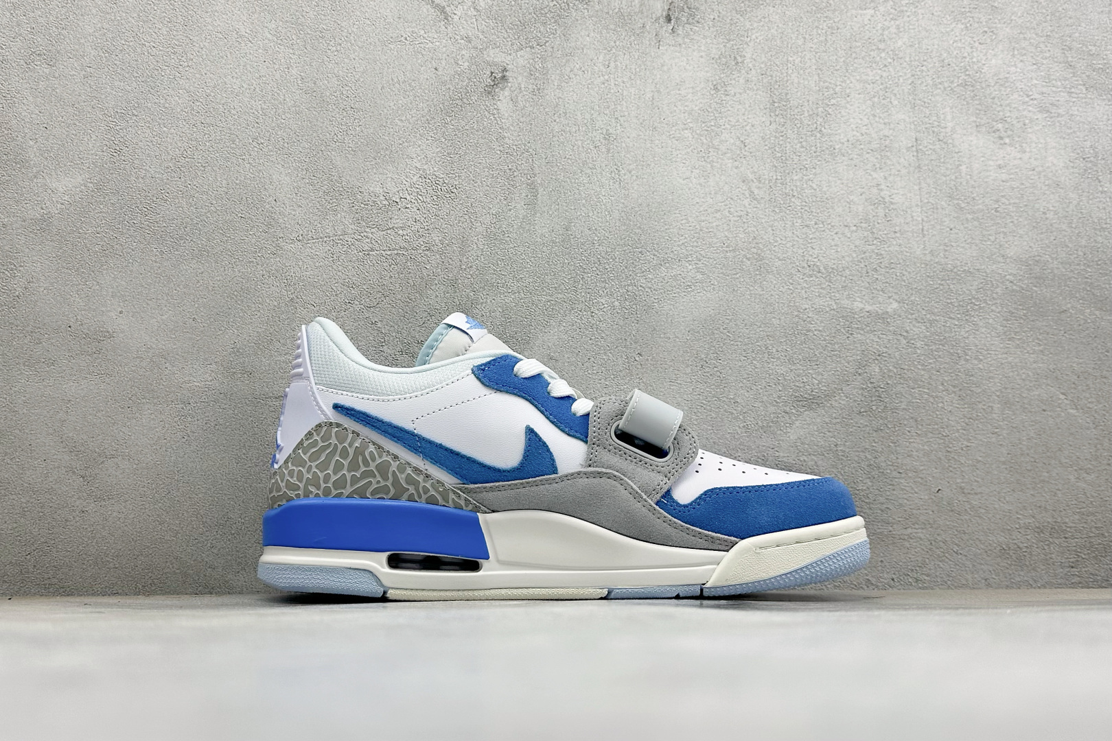 Air Jordan Legacy AJ312 Low 三合一低帮篮球鞋 有着交错结合的设计 它的名字就展现出它所包含的