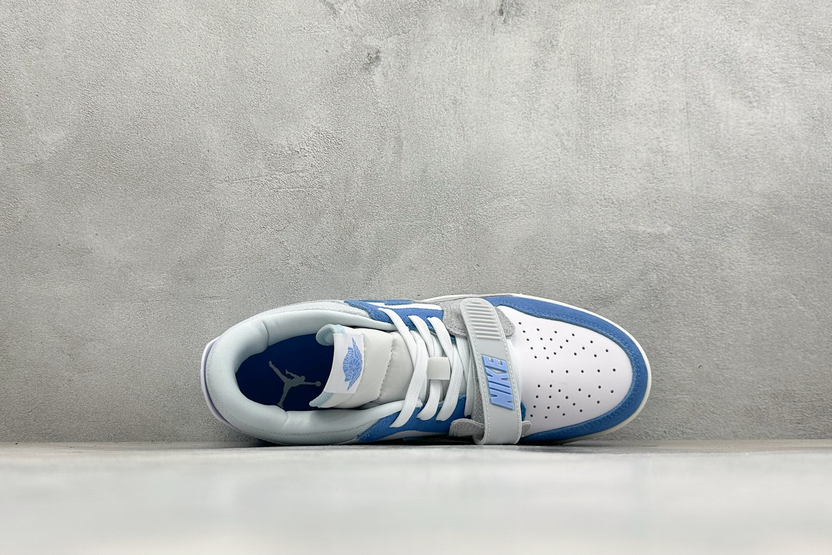 Air Jordan Legacy AJ312 Low 三合一低帮篮球鞋 有着交错结合的设计 它的名字就展现出它所包含的