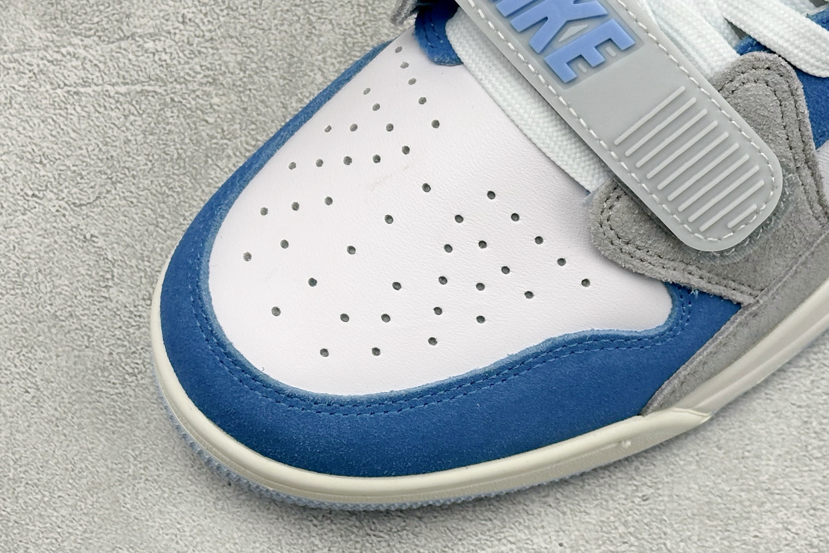 Air Jordan Legacy AJ312 Low 三合一低帮篮球鞋 有着交错结合的设计 它的名字就展现出它所包含的